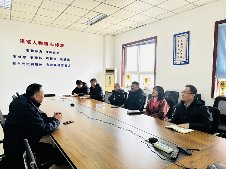 杨家泊镇主要领导走访了解海龙管业生产经营情况。滨海新区区委宣传部供图