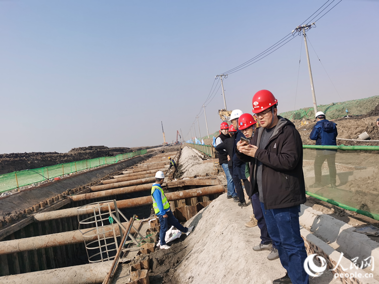 楊家泊鎮濱海物流加工區基礎設施工程施工現場。人民網記者 孫翼飛攝