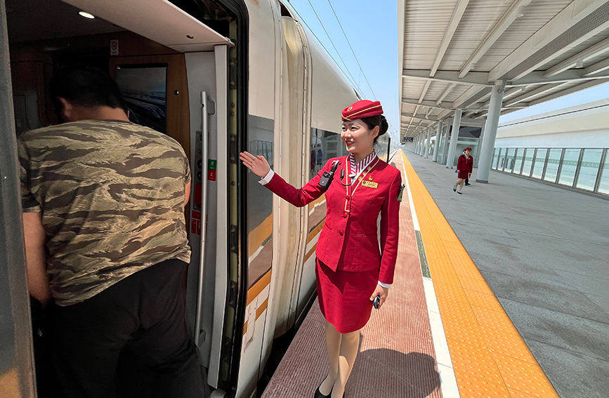 旅客上车。中国铁路北京局供图
