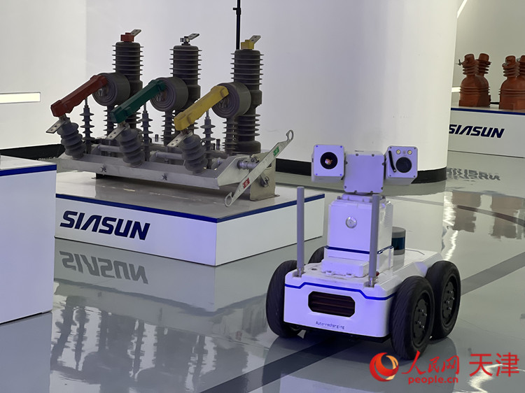 天津新松智能科技有限公司研发生产的电力智能巡检机器人。人民网记者 孙翼飞摄