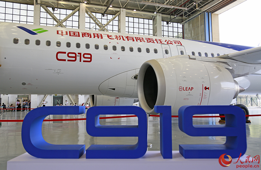 停泊在中国民航大学机库里的C919飞机。人民网记者 崔新耀摄