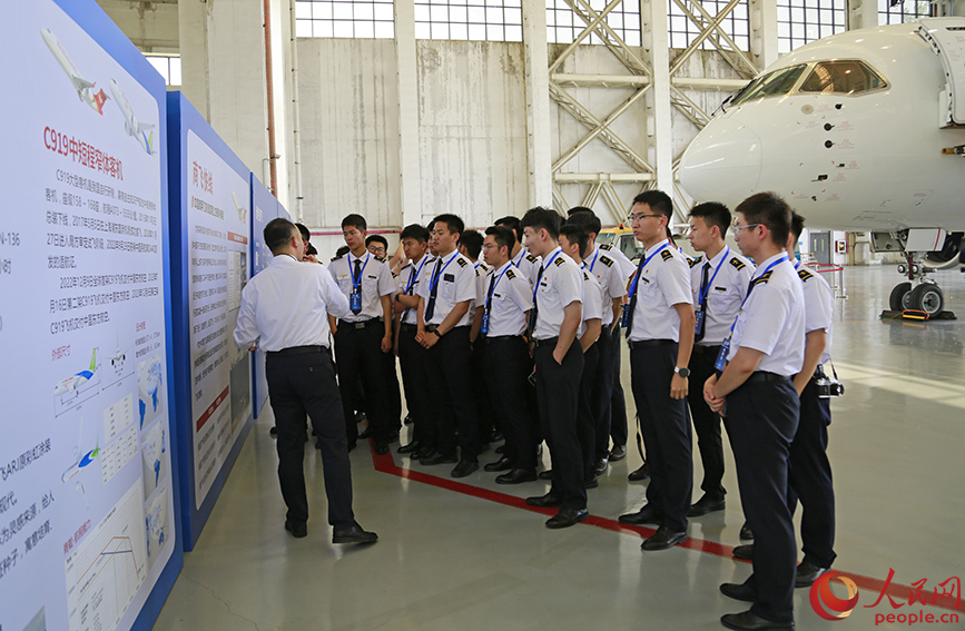 学生们听取专业人员关于飞机构造的讲解。人民网记者 崔新耀摄