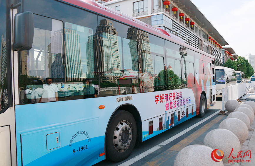 民法典公交在城市的大街小巷和海河沿岸勾畫出一道“移動的法治宣傳風景線”。人民網記者 陶建攝