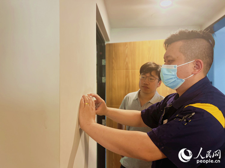 有巢公寓維修師傅給劉宇鵬的房間檢查電路。人民網記者 孫翼飛攝