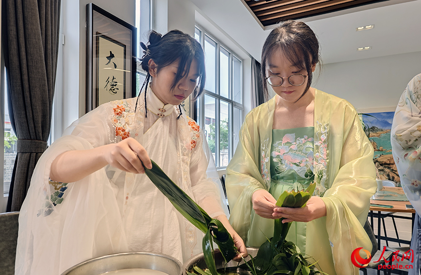 学生体验包粽子。人民网记者 孙一凡摄