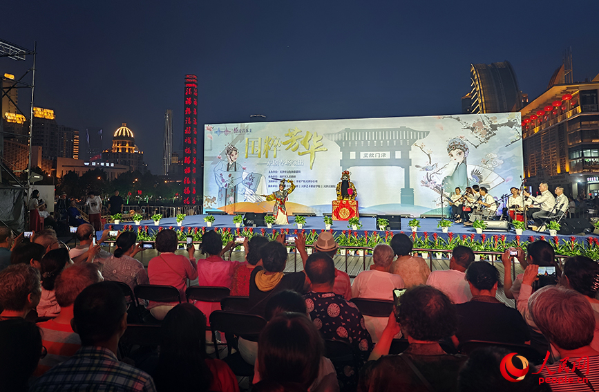 “國粹芳華”京劇專場演出在天津古文化街舉辦，眾多市民到場聽戲，現場叫好不斷、掌聲連連。人民網記者 孫一凡攝