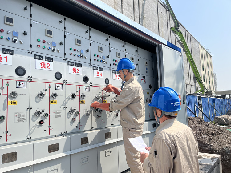 国网天津滨海供电公司工作人员为隐东公司送电。受访者供图