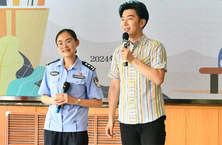 天津市戒毒局禁毒大使海涛（右一）与青少年互动答题。梅江戒毒所供图