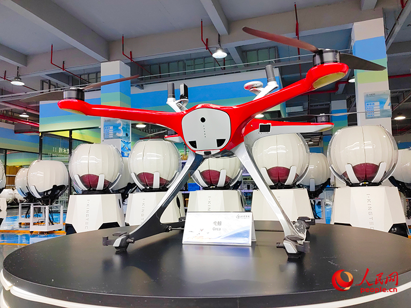 云圣智能天津工厂内展示的“虎鲸”工业无人机。人民网记者 崔新耀摄