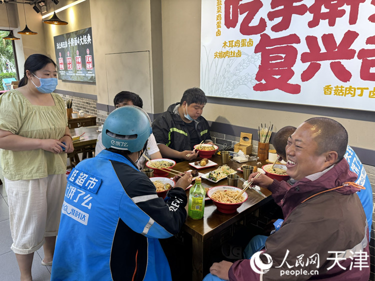 外賣小哥在“七新驛家”新食客專屬餐館用餐。人民網記者 孫翼飛攝