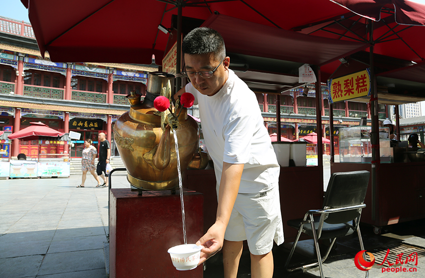 商戶用龍嘴大銅壺制作茶湯。人民網記者 孫一凡攝