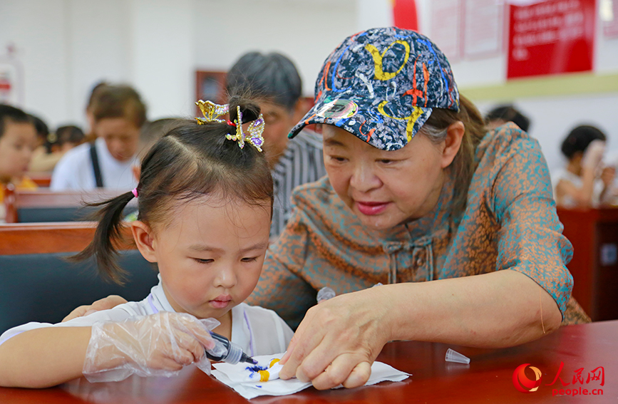 孩子们感受扎染的乐趣。人民网记者 崔新耀摄