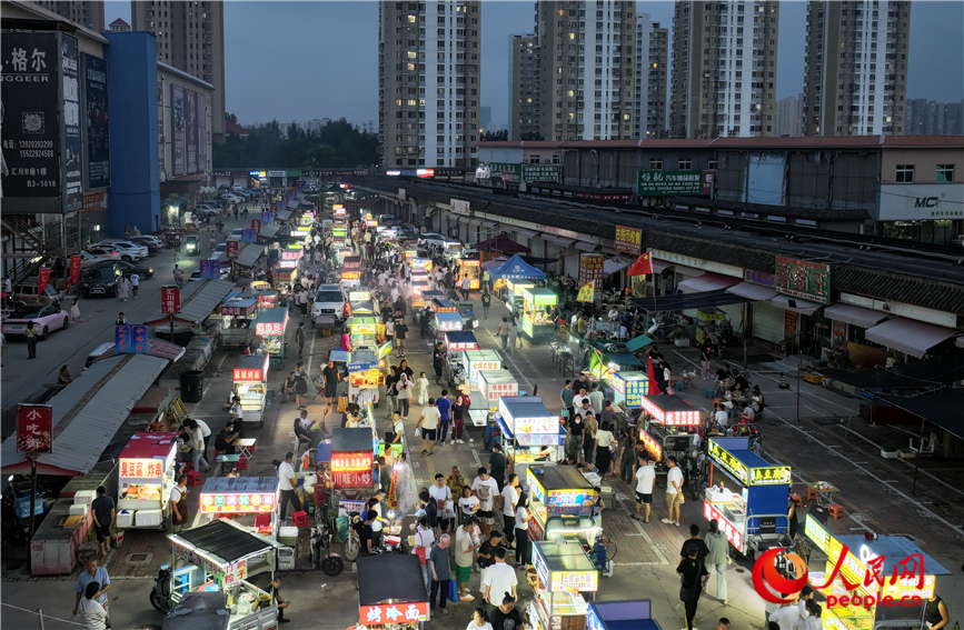 各色小吃車為夜市增添了煙火氣。人民網 楊僧宇攝