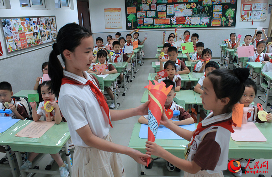 昆明路小學學生傳遞“夢想火炬”。人民網記者 張靜淇攝