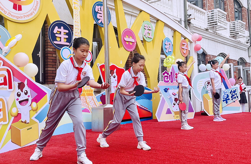 在天津市和平區中心小學開學典禮上，學生們組成“奧運代表隊”，模仿運動動作，感受體育魅力。校方供圖