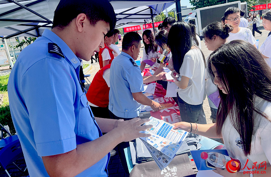 民警为学生讲解网络安全知识。人民网记者 张静淇摄