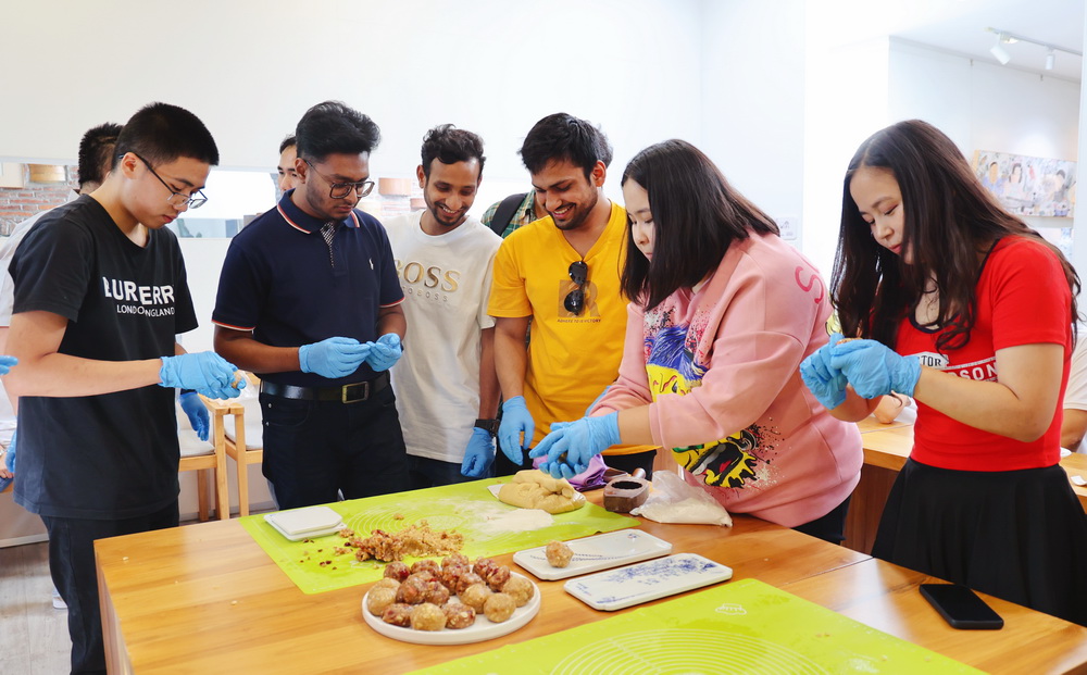 留学生们自己动手制作月饼。观照轩供图