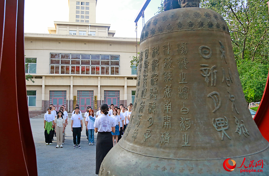 南開大學校鐘前，青年師生朗誦《為中華之崛起而讀書》。人民網記者 崔新耀攝