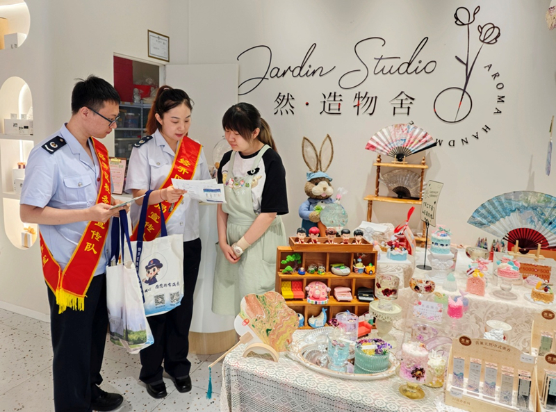 天津经开区税务局深入辖区个体工商户开展税费优惠政策宣传，助力小微经营主体应享尽享政策红利。天津经开区税务局供图
