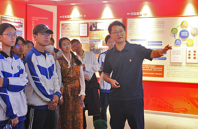 学生在国产大飞机与适航科普教育基地参观学习。中国民航大学供图