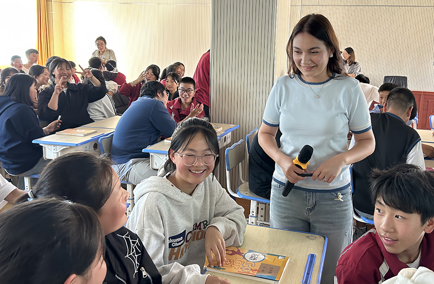 天津大学师生团队为南阳中学学生授课。天津大学供图