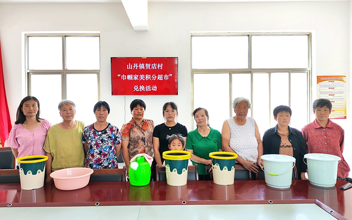 武山县山丹镇贺店村“巾帼家美积分超市”群众用积分兑换商品。宝坻区委宣传部供图