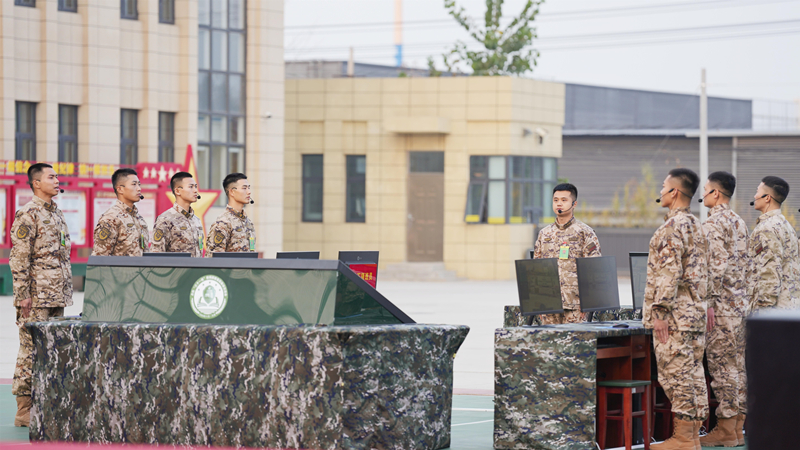为现地观摩环节中官兵进行实操演示。周旭升摄