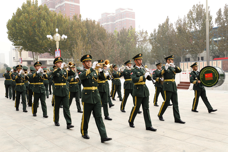 官兵正在进行行进军乐演奏。周旭升摄