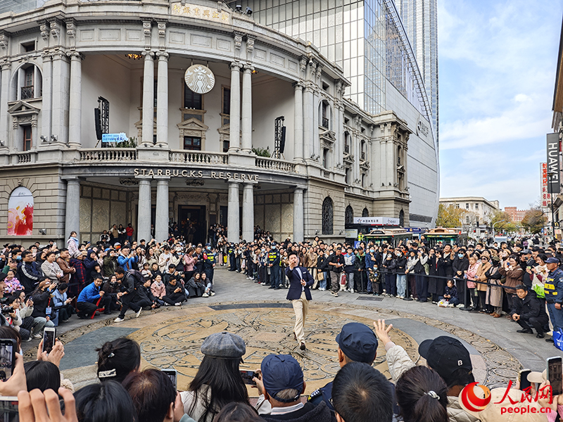 话剧《日出》在金街大铜钱广场上演。人民网记者 孙一凡摄