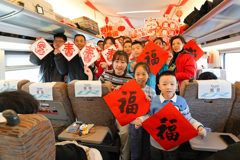 列車上，大家喜氣洋洋迎新春。天津客運段供圖