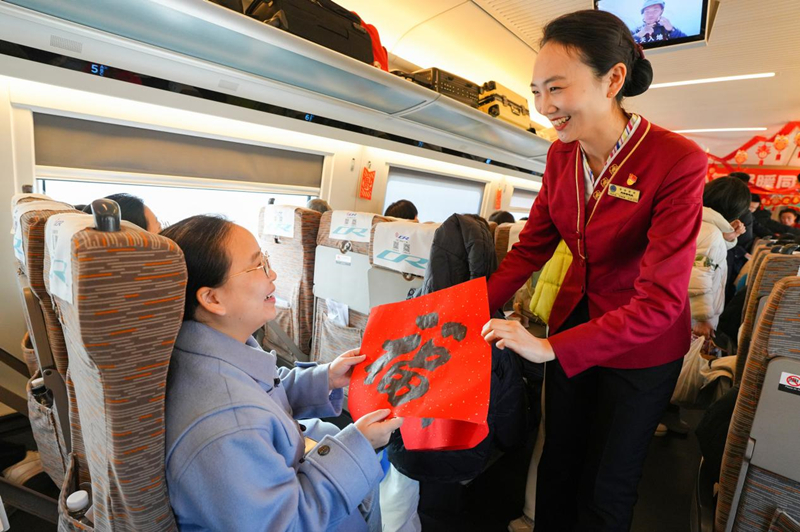 列車上，大家喜氣洋洋迎新春。天津客運段供圖