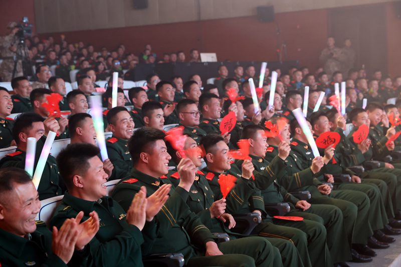 武警天津總隊迎新春文藝晚會現場。周旭升攝