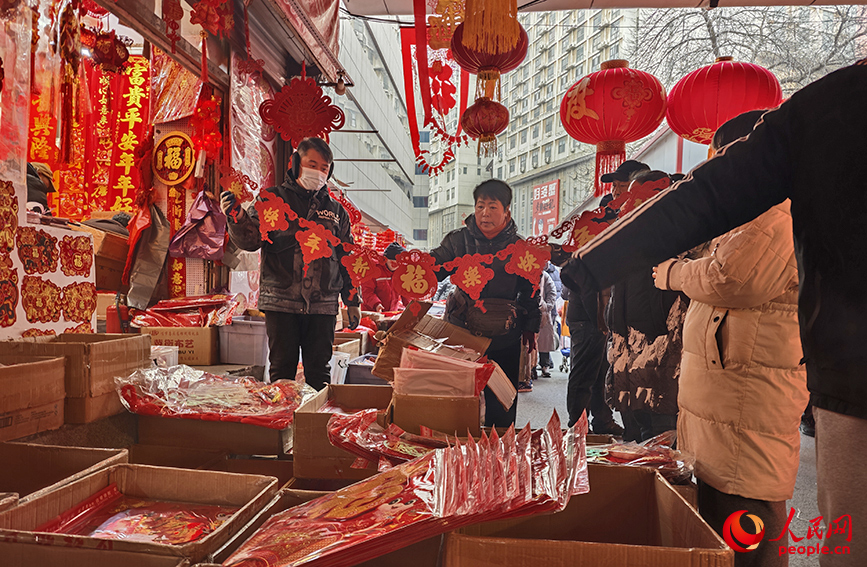 市民选购春节饰品。人民网记者 孙一凡摄