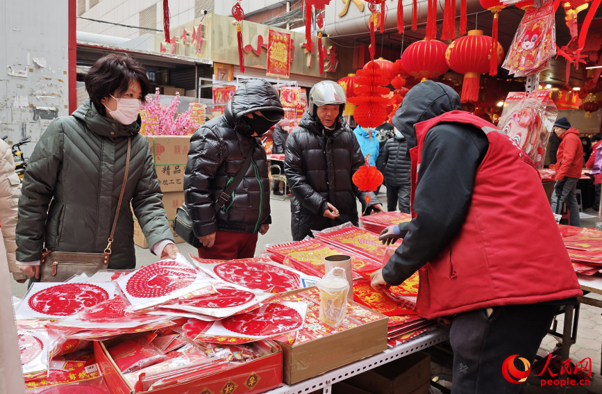 市民选购春节饰品。人民网记者 孙一凡摄