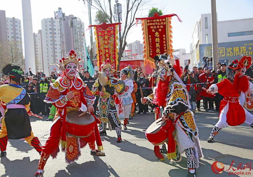 在葛沽宝辇会上，来自广东省的潮阳英歌舞者们带来了极富地域和文化特色的民俗表演。