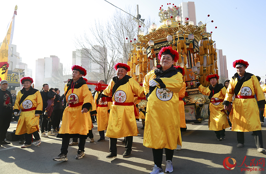 宝辇入场。人民网记者 崔新耀摄