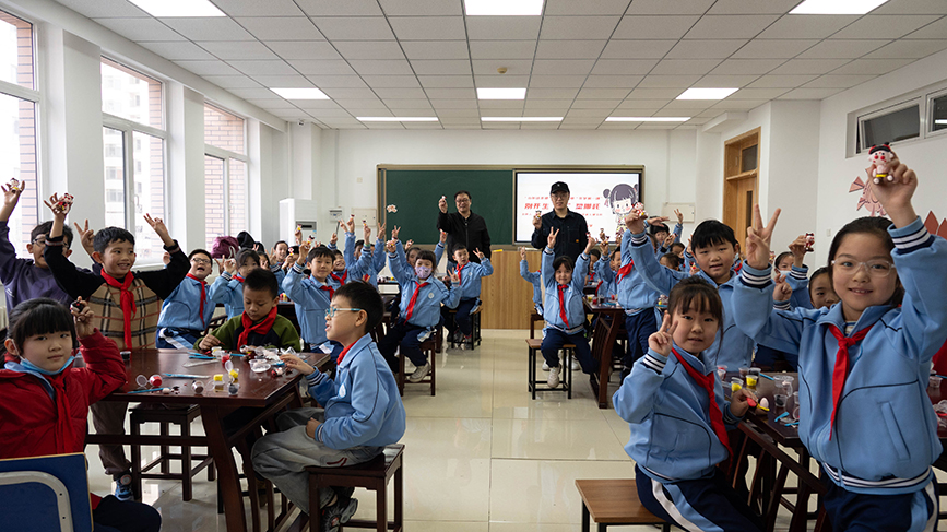 天津面塑传承人为同学们带来了一堂充满欢乐与创意的面塑体验互动课。河西区文化馆供图