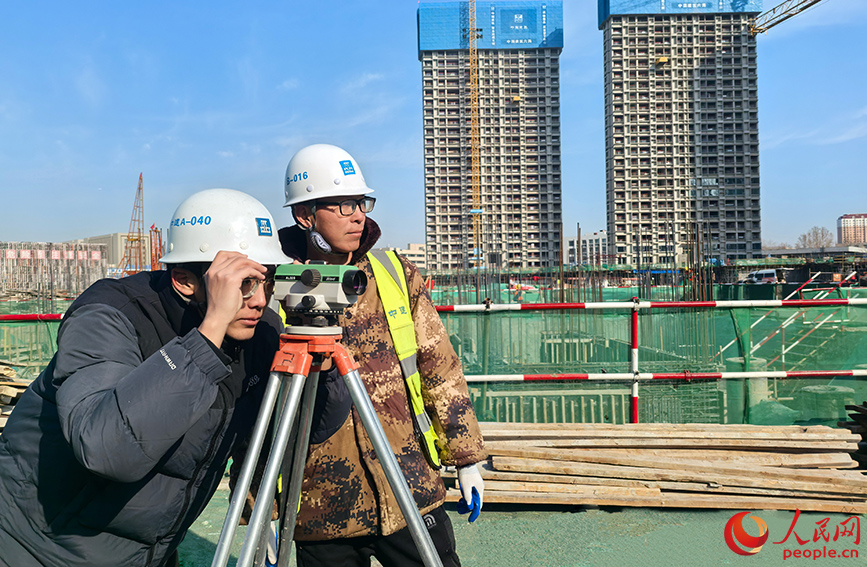 中建六局投资建设的天津TOD大型地铁上盖示范项目——津南双林地块城市更新项目施工现场。人民网记者 崔新耀摄