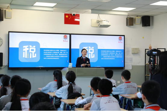 和平区税务干部为同学们讲授税收知识课。和平区税务局供图