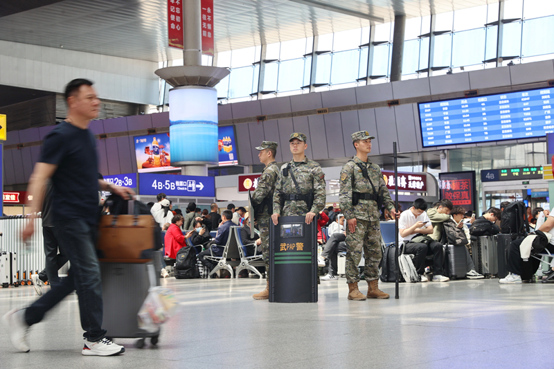 执勤官兵在候车厅定点警戒。周旭升摄