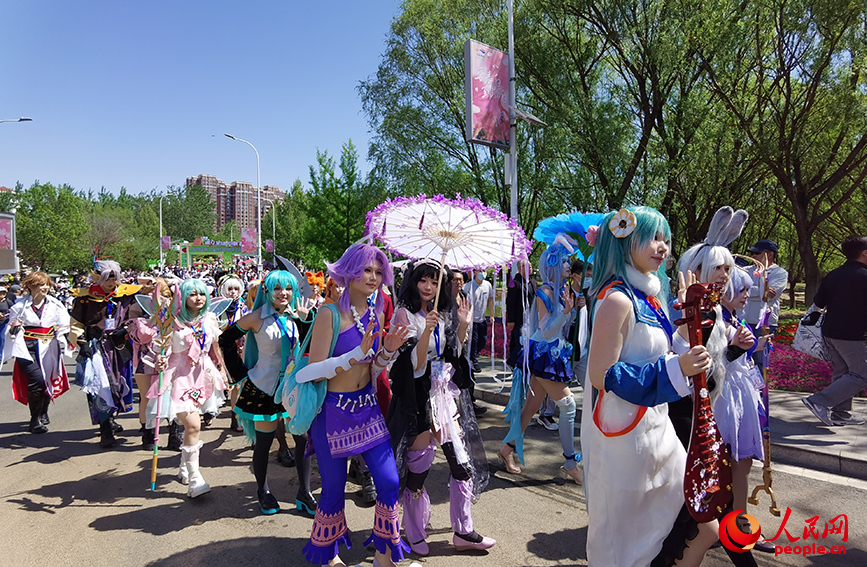 专业动漫Coser与来自京津冀三地高校汉服形象NPC组成的巡游团队盛装亮相。人民网记者 陶建摄