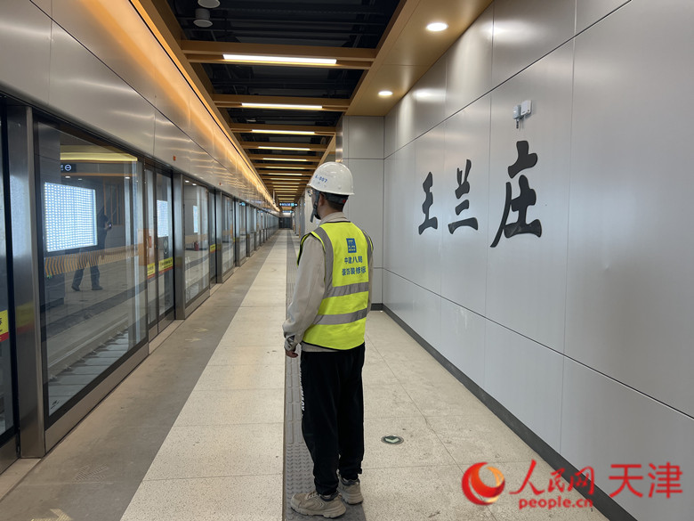 在天津地铁7号线王兰庄站，施工人员检查收尾工作。人民网记者 孙翼飞摄