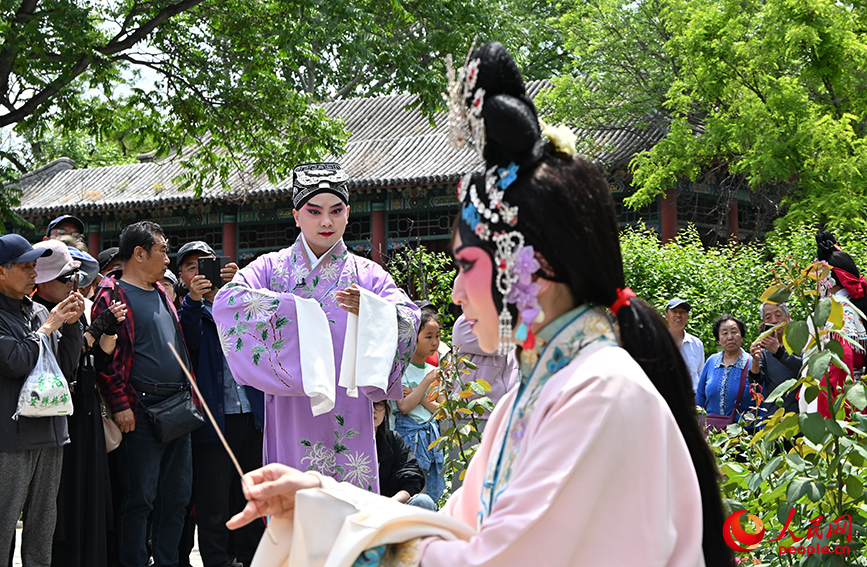 人民公园上演京剧《西厢记》，图为“焚香”片段。人民网记者 孙一凡