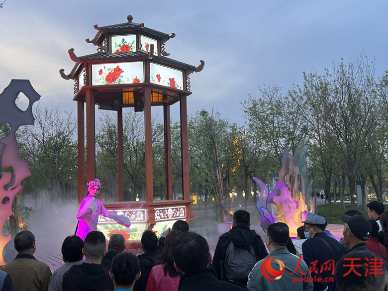 民國風情街區的演員表演節目，並與游客互動。人民網記者 孫翼飛攝