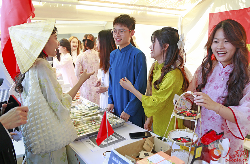 留学生在天津大学欢聚一堂。人民网记者 崔新耀摄