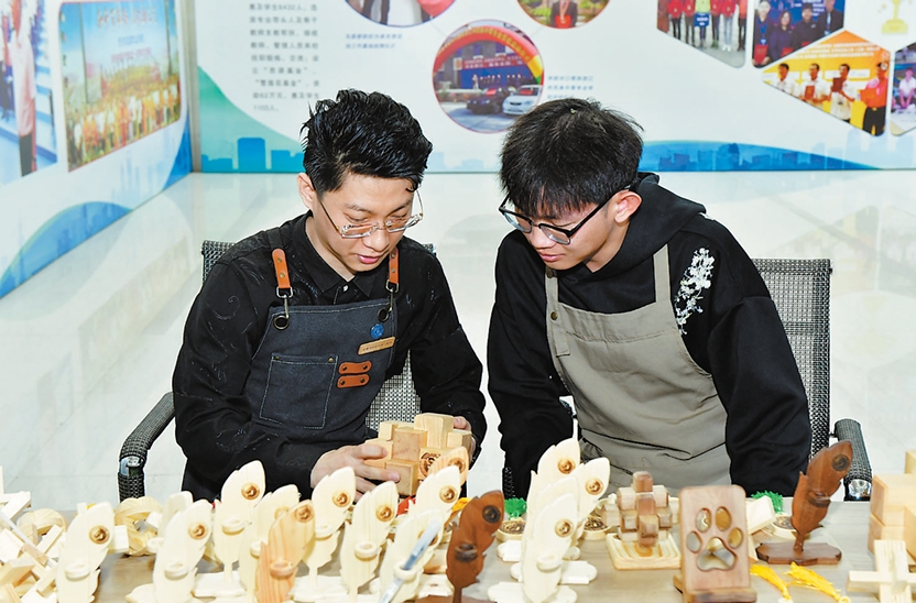 5月11日，2025天津市职业教育活动周启动仪式在天津交通职业学院举行。图为天津交通职业学院机电技术工程实践创新项目进行展示。记者 刘欣 摄