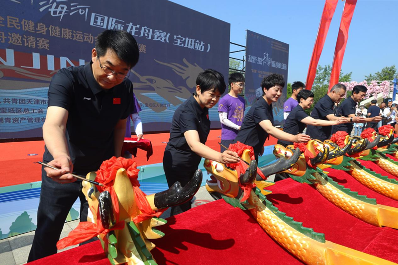 开赛前为龙舟点睛。天津市宝坻区委宣传部供图