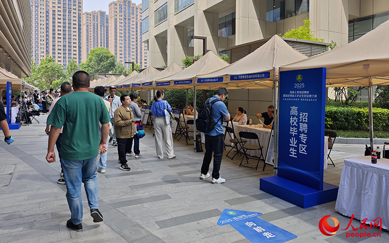 高校毕业生招聘专场。人民网记者孙一凡摄