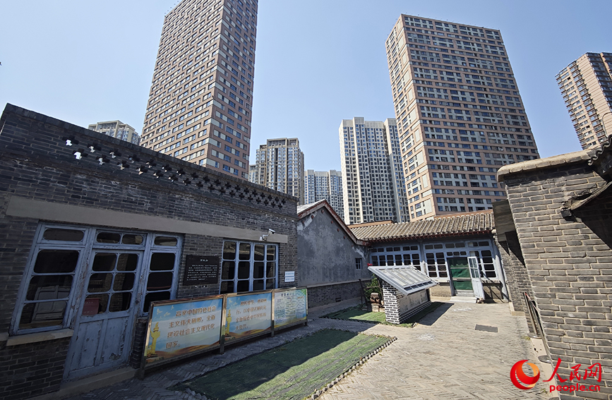 三条石历史博物馆在高层住宅之间。人民网记者 孙一凡摄