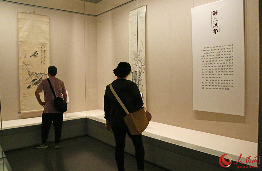 觀眾參觀“六合同春”花鳥畫展。人民網記者 崔新耀攝